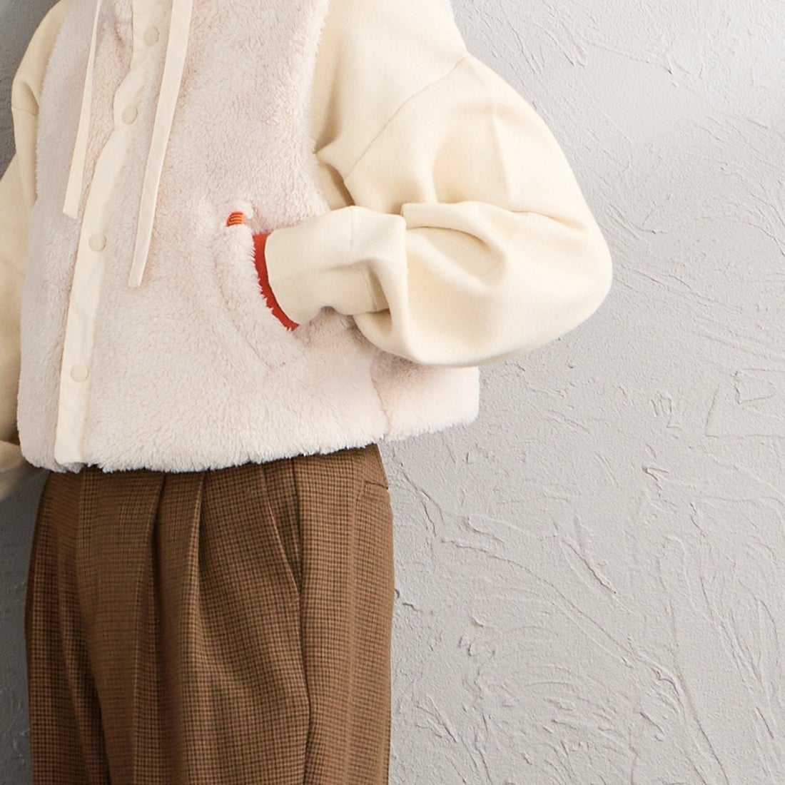 UNIVERSAL OVERALL [ユニバーサルオーバーオール] 別注 ショート丈 ボアフードベスト [U2632436IN-JF] BEIGE &&モデル身長：160cm 着用サイズ：F&&