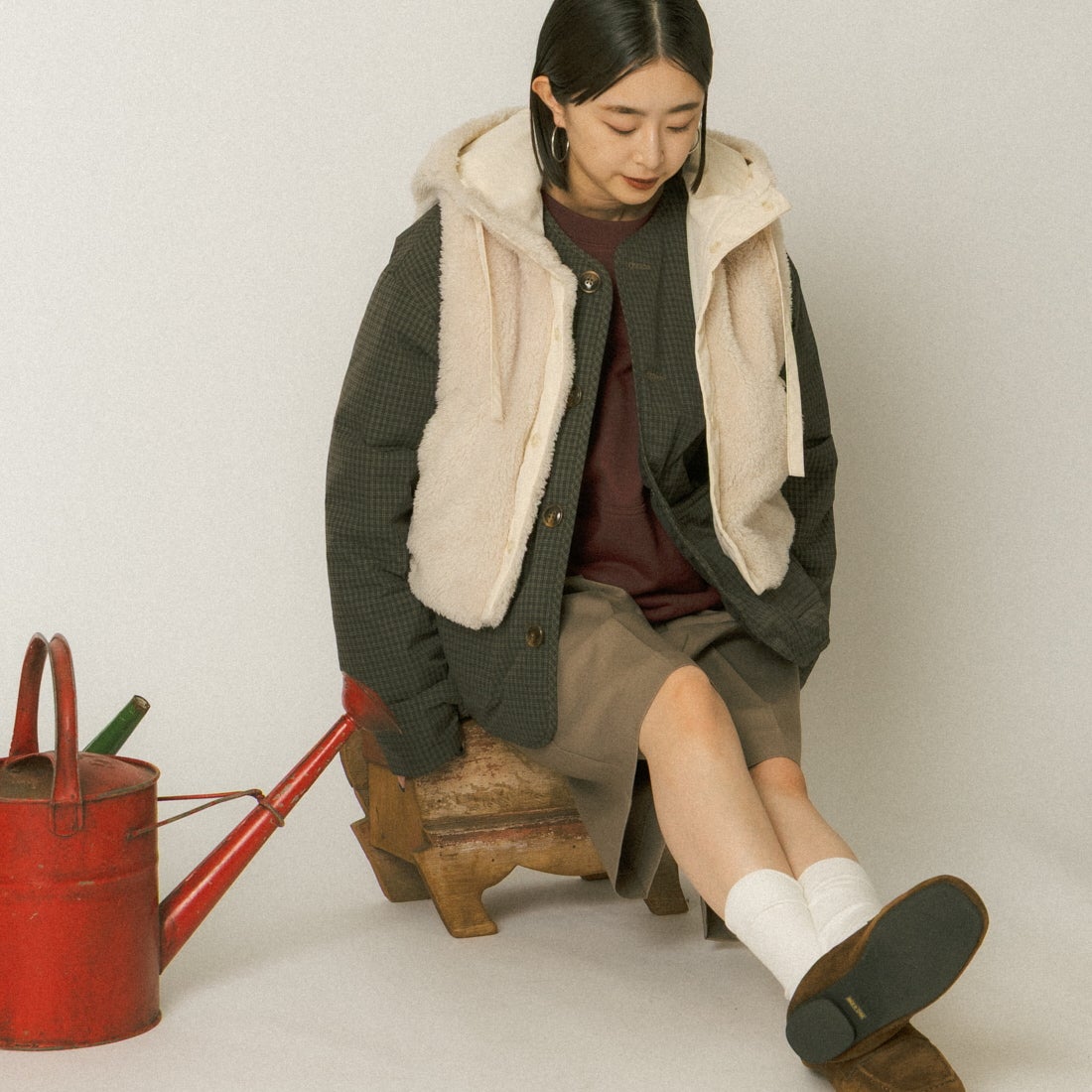 UNIVERSAL OVERALL [ユニバーサルオーバーオール] 別注 ショート丈 ボアフードベスト [U2632436IN-JF] BEIGE &&モデル身長：150cm 着用サイズ：F&&