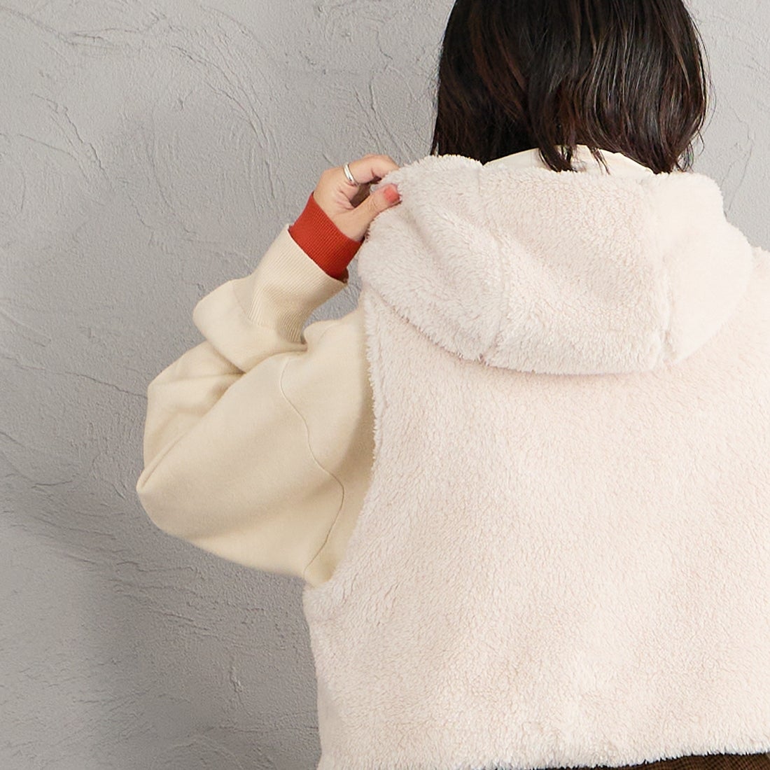 UNIVERSAL OVERALL [ユニバーサルオーバーオール] 別注 ショート丈 ボアフードベスト [U2632436IN-JF] BEIGE &&モデル身長：160cm 着用サイズ：F&&