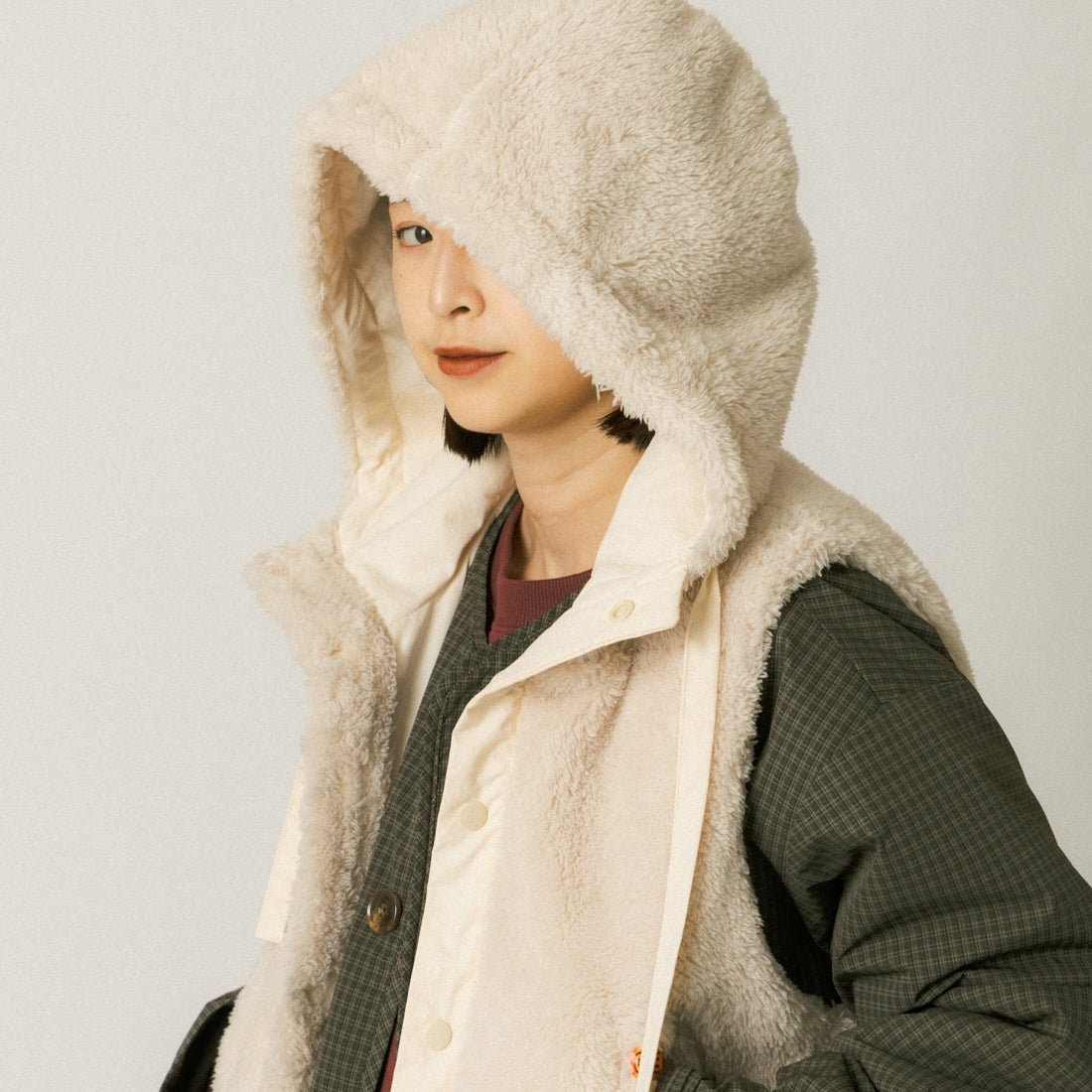 UNIVERSAL OVERALL [ユニバーサルオーバーオール] 別注 ショート丈 ボアフードベスト [U2632436IN-JF] BEIGE &&モデル身長：150cm 着用サイズ：F&&