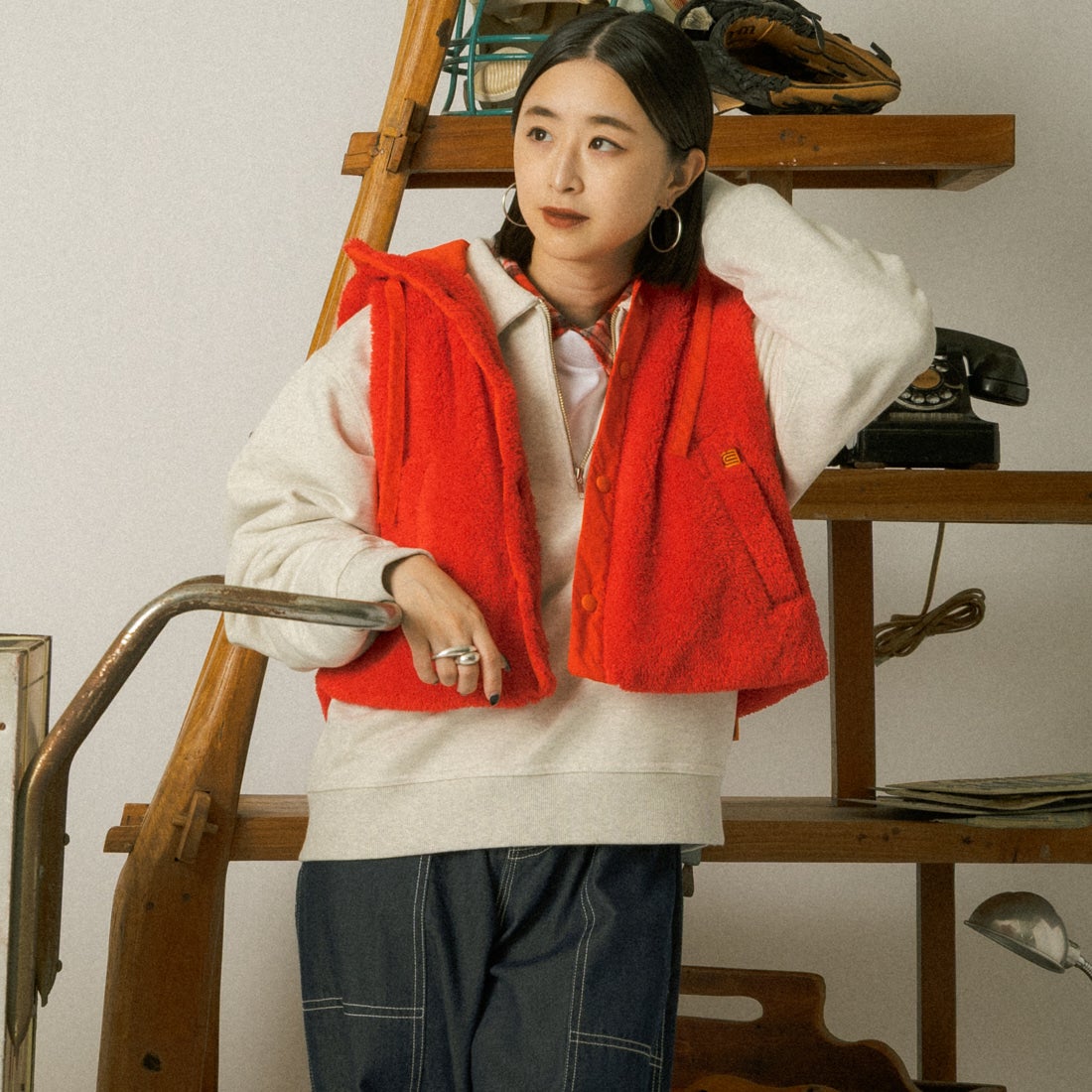 UNIVERSAL OVERALL [ユニバーサルオーバーオール] 別注 ショート丈 ボアフードベスト [U2632436IN-JF] RED &&モデル身長：150cm 着用サイズ：F&&