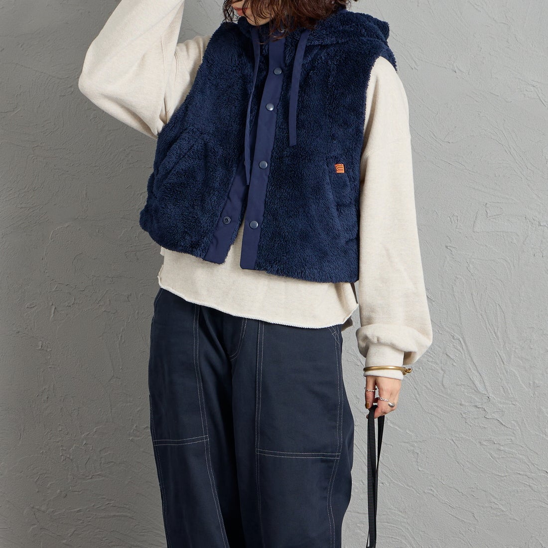 UNIVERSAL OVERALL [ユニバーサルオーバーオール] 別注 ショート丈 ボアフードベスト [U2632436IN-JF] NAVY &&モデル身長：158cm 着用サイズ：F&&