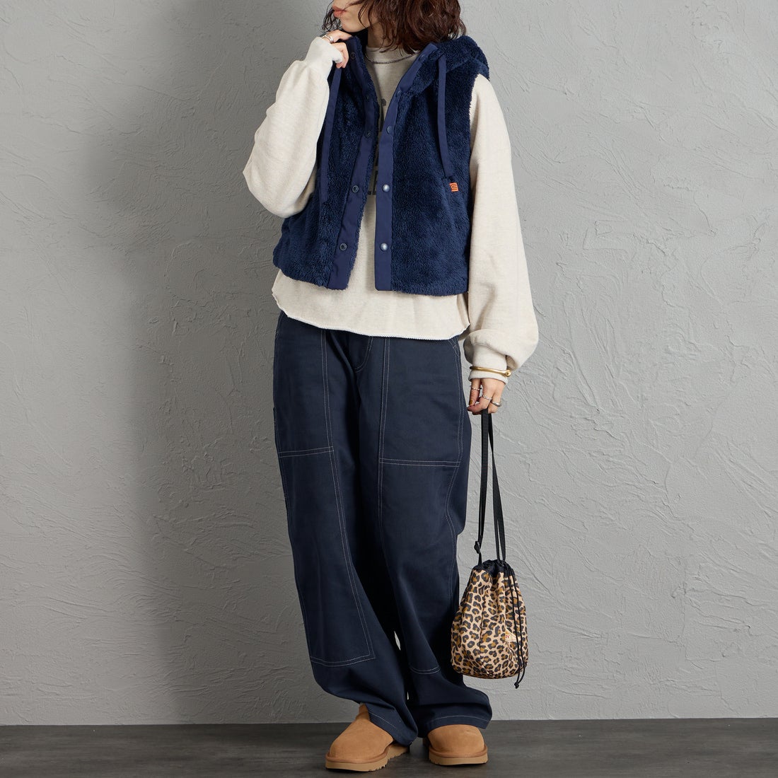 UNIVERSAL OVERALL [ユニバーサルオーバーオール] 別注 ショート丈 ボアフードベスト [U2632436IN-JF] NAVY &&モデル身長：158cm 着用サイズ：F&&