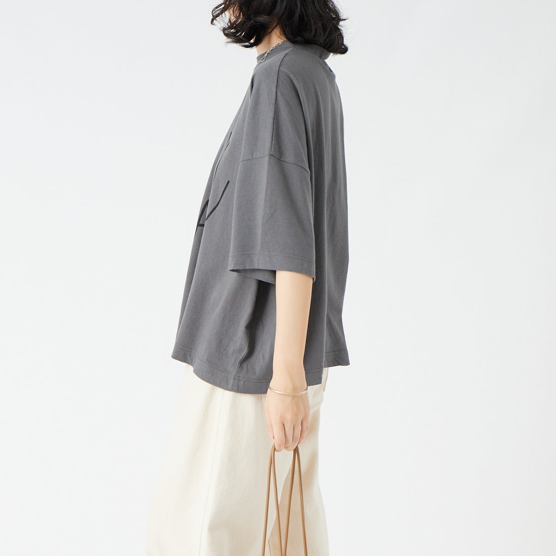 tumugu: [ツムグ] ラフィ天竺 プリントTシャツ [TC26221] 88 CHARCOA &&モデル身長：162cm 着用サイズ：F&&