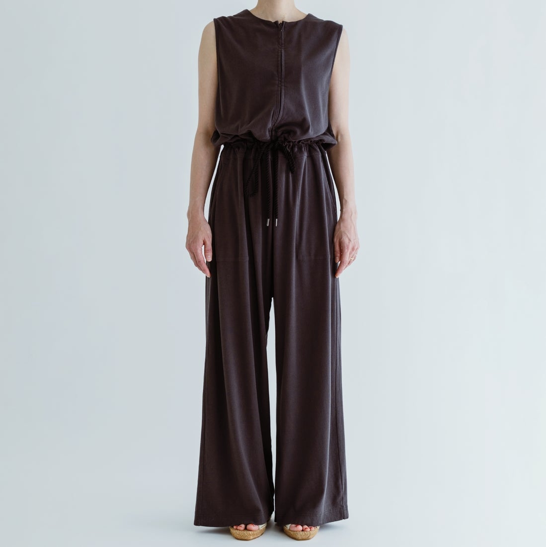 MEYAME [メヤメ] スリーブレスハーフジップオールインワン [MEY-2306] BLACK &&モデル身長：156cm 着用サイズ：F&&