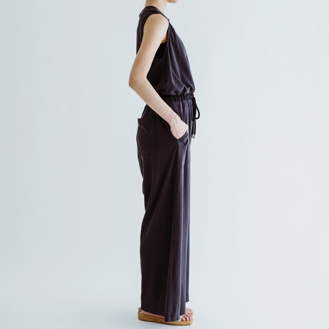 MEYAME [メヤメ] スリーブレスハーフジップオールインワン [MEY-2306] BLACK &&モデル身長：165cm 着用サイズ：F&&