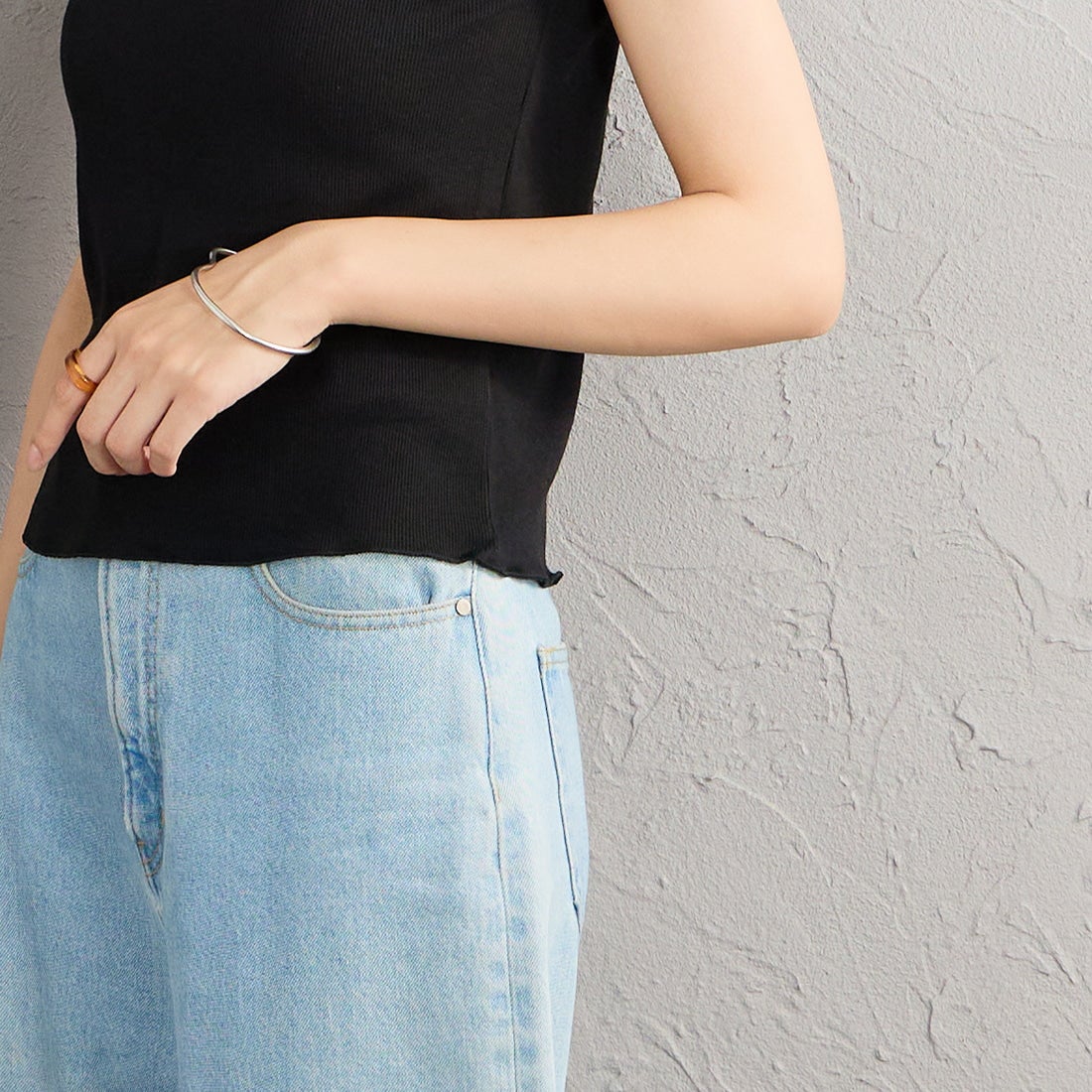 MEYAME [メヤメ] ソフトリブスリーブレスTシャツ [MEY-2400] BLACK &&モデル身長：162cm 着用サイズ：F&&