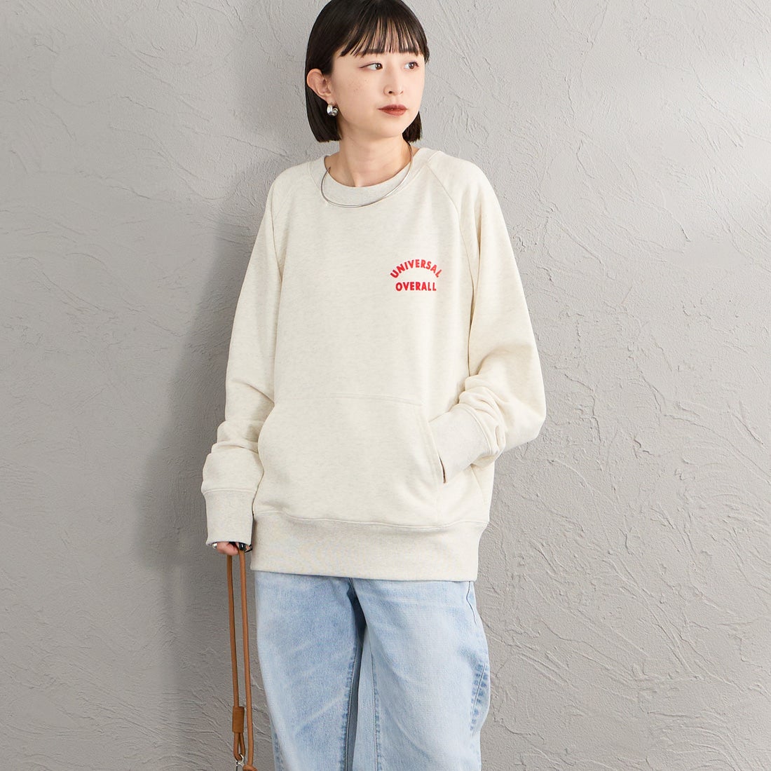 UNIVERSAL OVERALL [ユニバーサルオーバーオール] 別注 フロッキーロゴ ラグランスリーブスウェット [U2632201IN-JF] OATMEAL &&モデル身長：150cm 着用サイズ：F&&