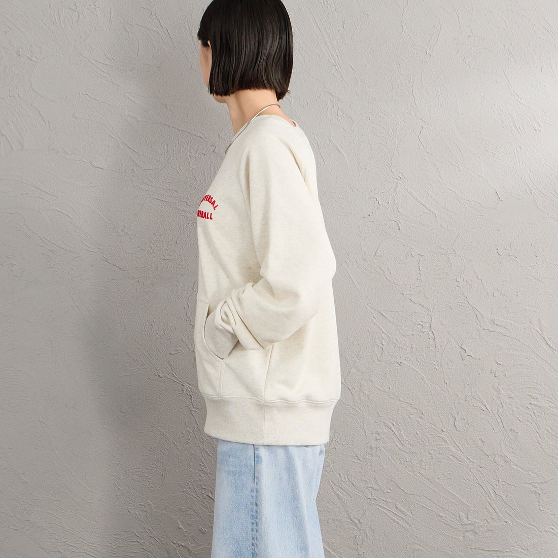 UNIVERSAL OVERALL [ユニバーサルオーバーオール] 別注 フロッキーロゴ ラグランスリーブスウェット [U2632201IN-JF] OATMEAL &&モデル身長：150cm 着用サイズ：F&&