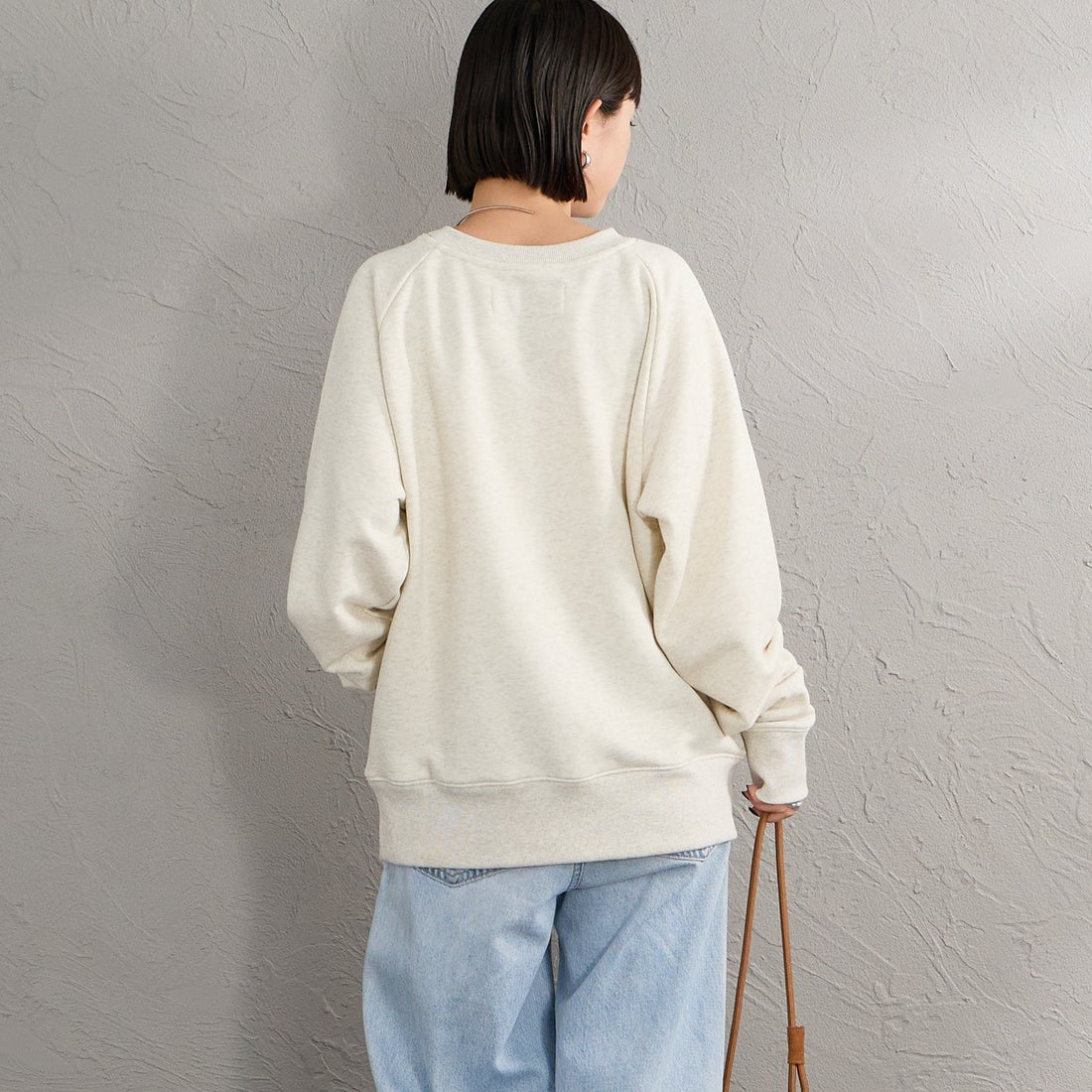 UNIVERSAL OVERALL [ユニバーサルオーバーオール] 別注 フロッキーロゴ ラグランスリーブスウェット [U2632201IN-JF] OATMEAL &&モデル身長：150cm 着用サイズ：F&&