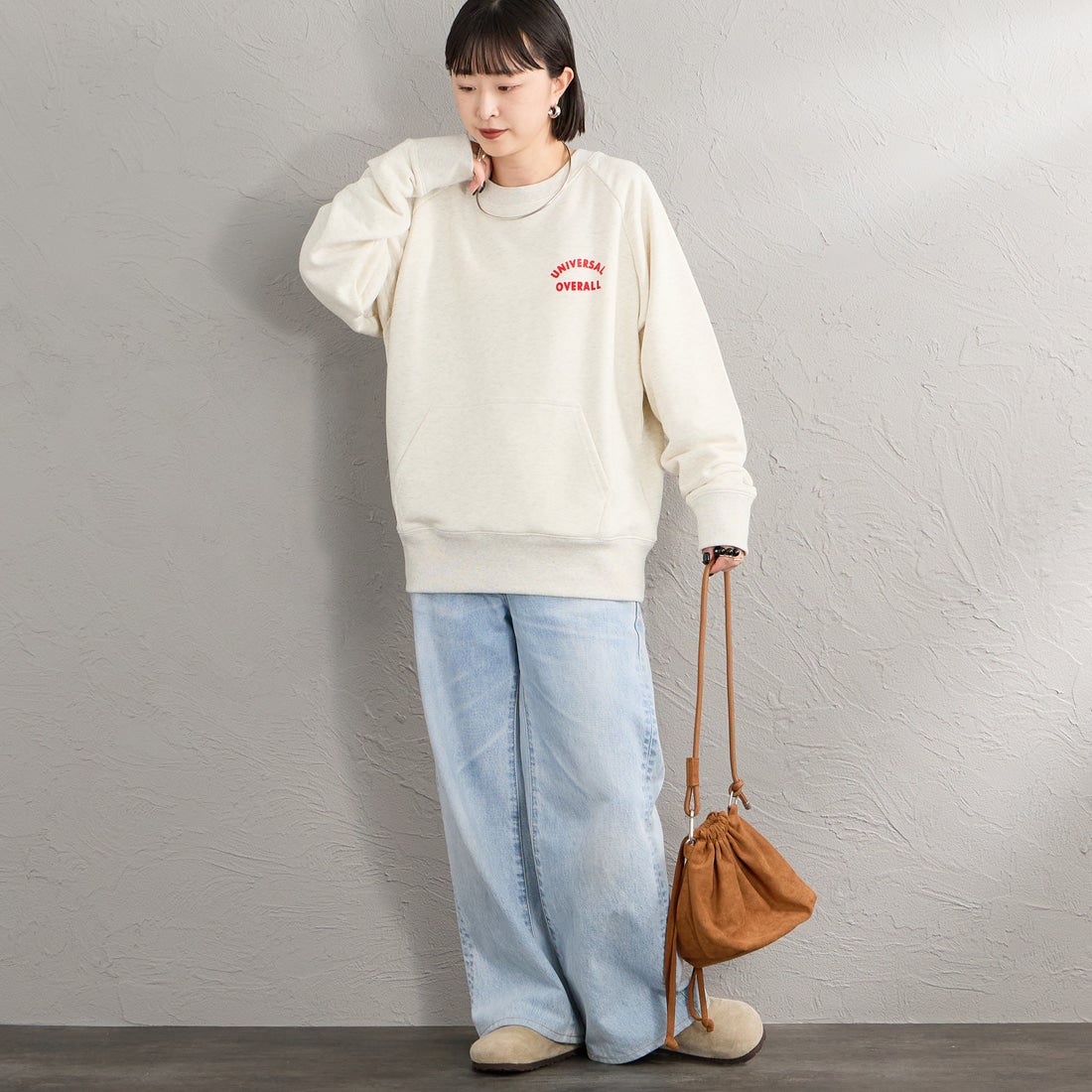 UNIVERSAL OVERALL [ユニバーサルオーバーオール] 別注 フロッキーロゴ ラグランスリーブスウェット [U2632201IN-JF] OATMEAL &&モデル身長：150cm 着用サイズ：F&&