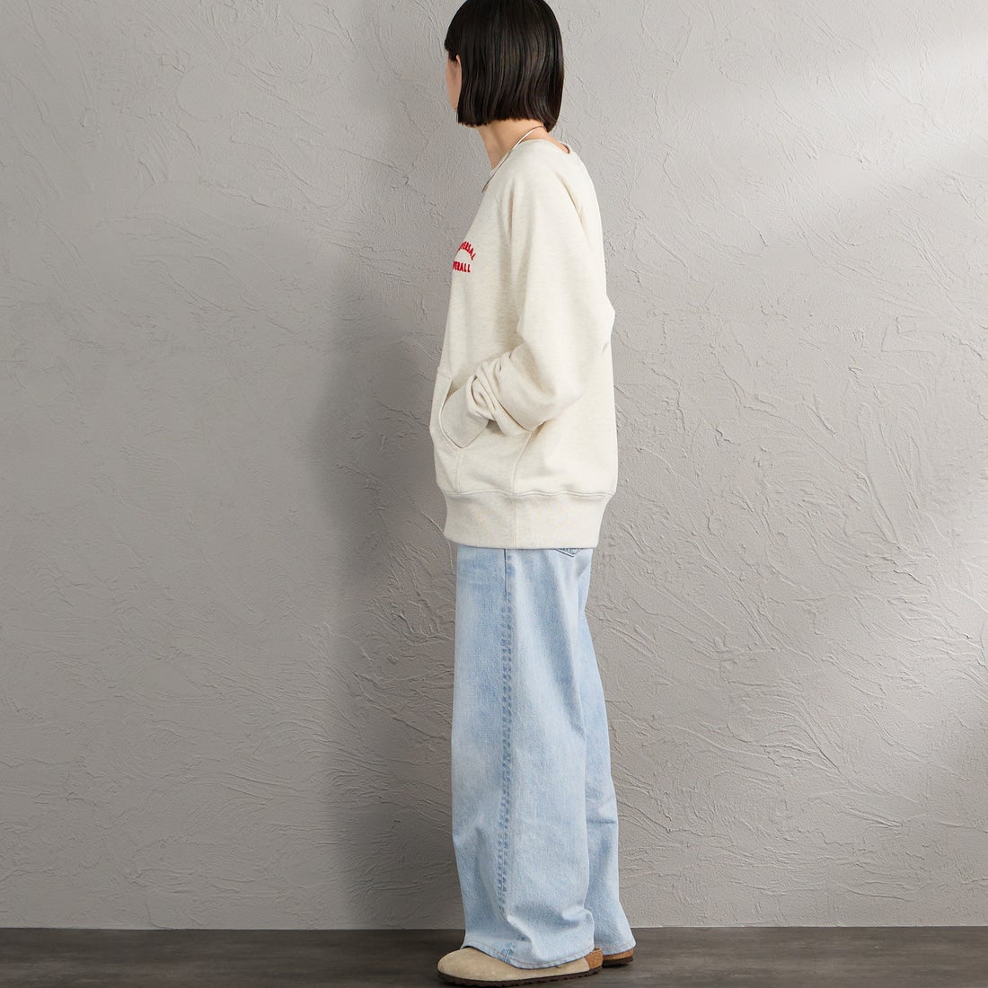 UNIVERSAL OVERALL [ユニバーサルオーバーオール] 別注 フロッキーロゴ ラグランスリーブスウェット [U2632201IN-JF] OATMEAL &&モデル身長：150cm 着用サイズ：F&&