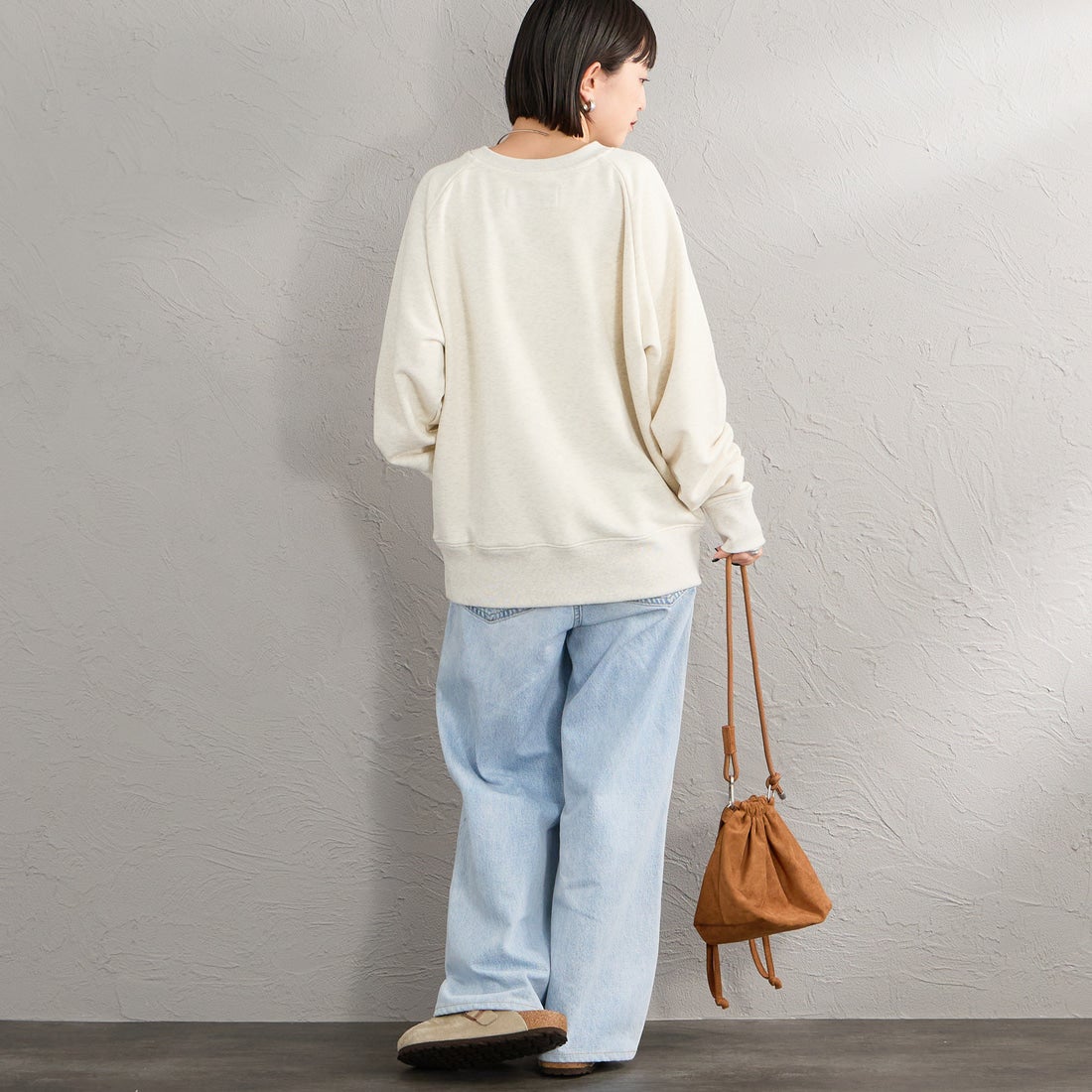 UNIVERSAL OVERALL [ユニバーサルオーバーオール] 別注 フロッキーロゴ ラグランスリーブスウェット [U2632201IN-JF] OATMEAL &&モデル身長：150cm 着用サイズ：F&&