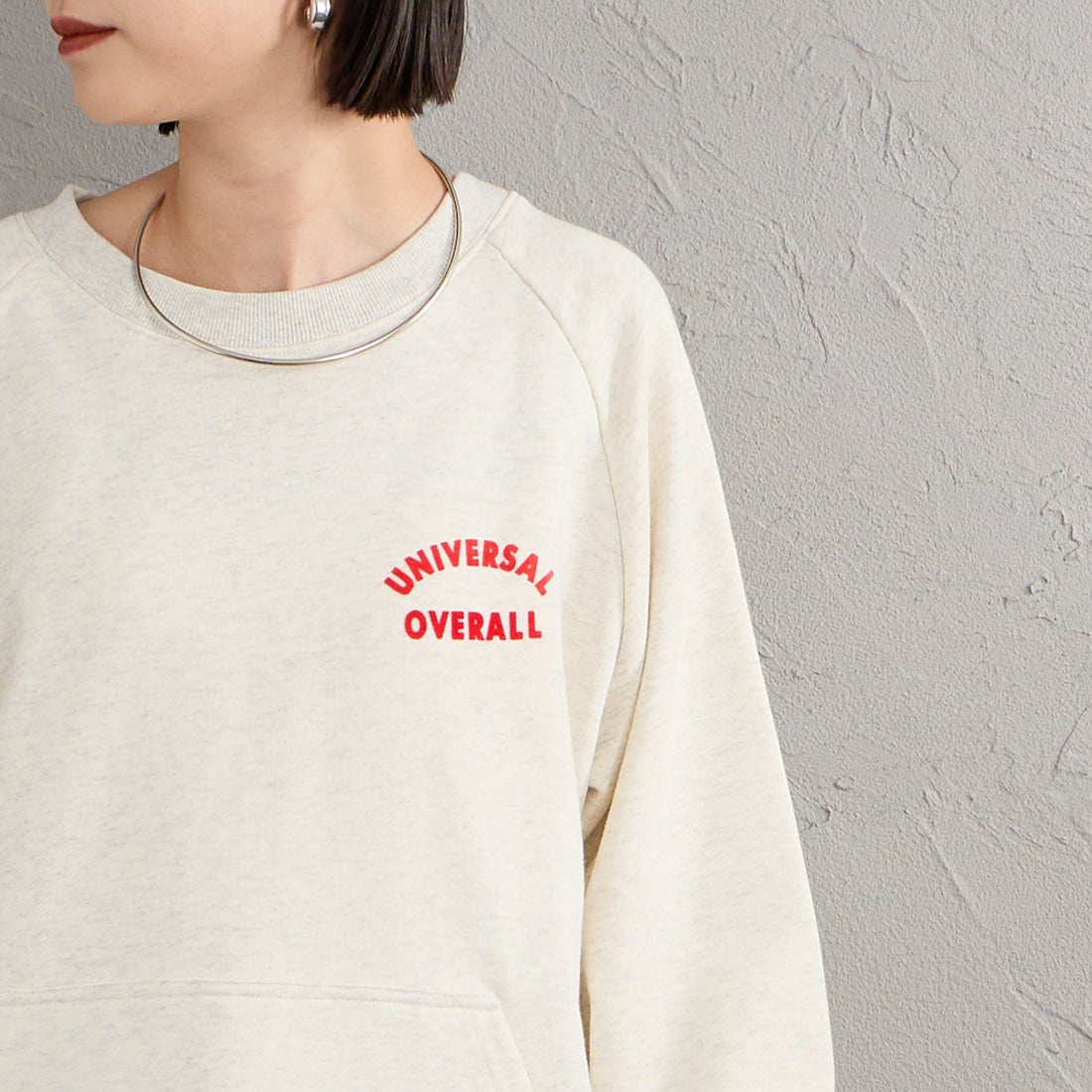 UNIVERSAL OVERALL [ユニバーサルオーバーオール] 別注 フロッキーロゴ ラグランスリーブスウェット [U2632201IN-JF] OATMEAL &&モデル身長：150cm 着用サイズ：F&&
