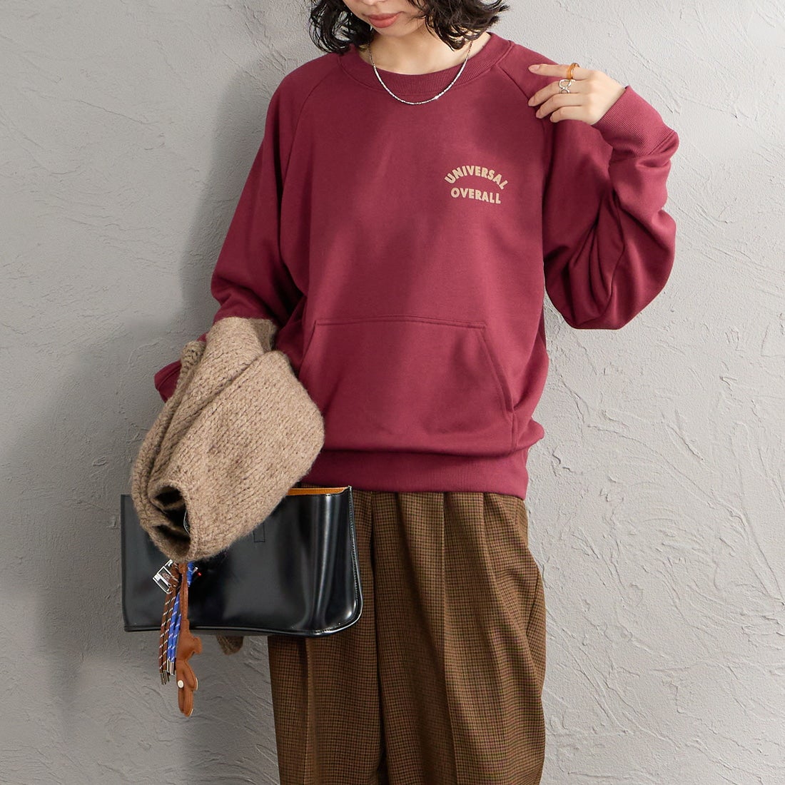 UNIVERSAL OVERALL [ユニバーサルオーバーオール] 別注 フロッキーロゴ ラグランスリーブスウェット [U2632201IN-JF] BURGUNDY &&モデル身長：162cm 着用サイズ：F&&