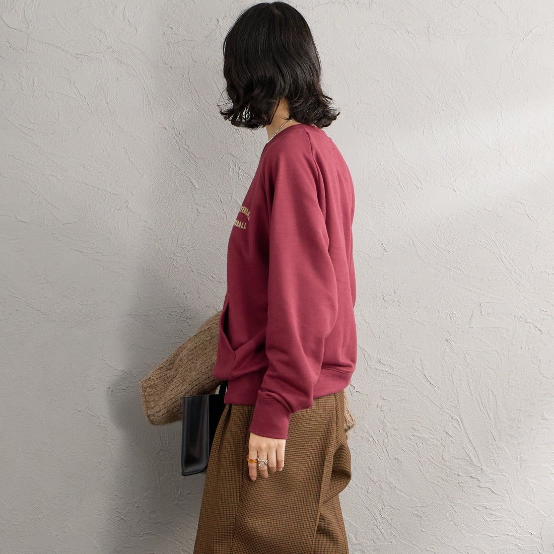 UNIVERSAL OVERALL [ユニバーサルオーバーオール] 別注 フロッキーロゴ ラグランスリーブスウェット [U2632201IN-JF] BURGUNDY &&モデル身長：162cm 着用サイズ：F&&