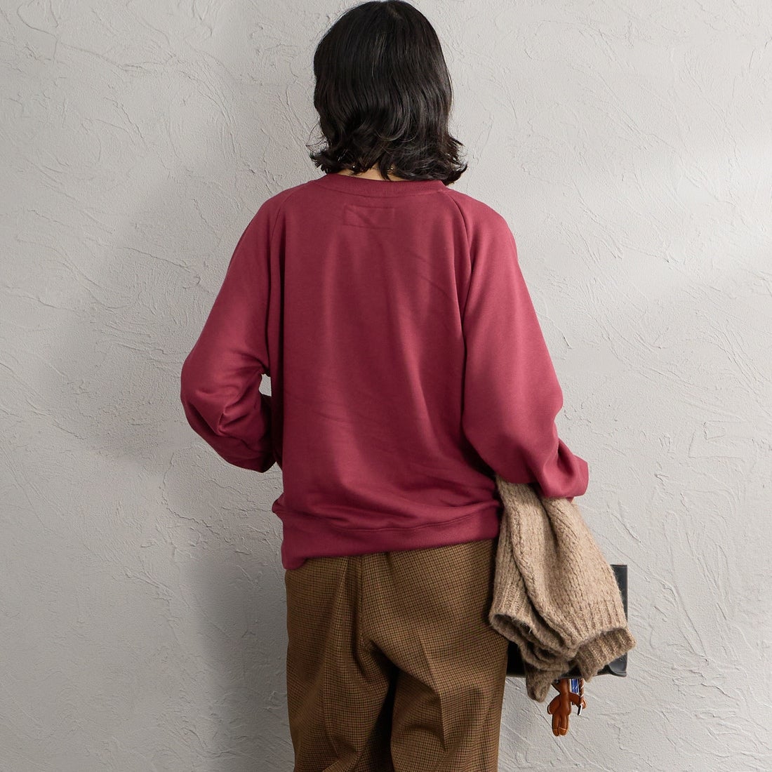 UNIVERSAL OVERALL [ユニバーサルオーバーオール] 別注 フロッキーロゴ ラグランスリーブスウェット [U2632201IN-JF] BURGUNDY &&モデル身長：162cm 着用サイズ：F&&
