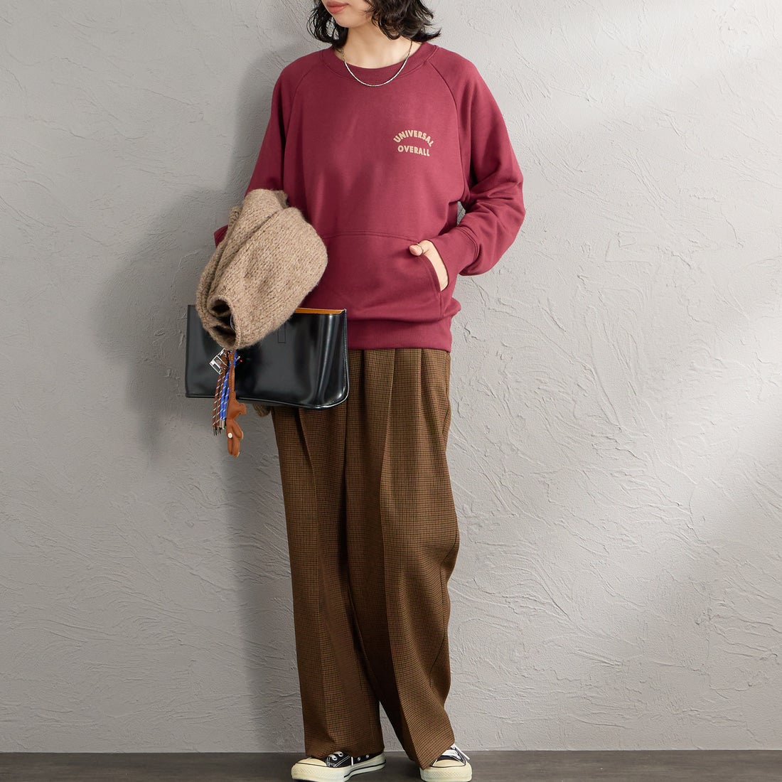 UNIVERSAL OVERALL [ユニバーサルオーバーオール] 別注 フロッキーロゴ ラグランスリーブスウェット [U2632201IN-JF] BURGUNDY &&モデル身長：162cm 着用サイズ：F&&