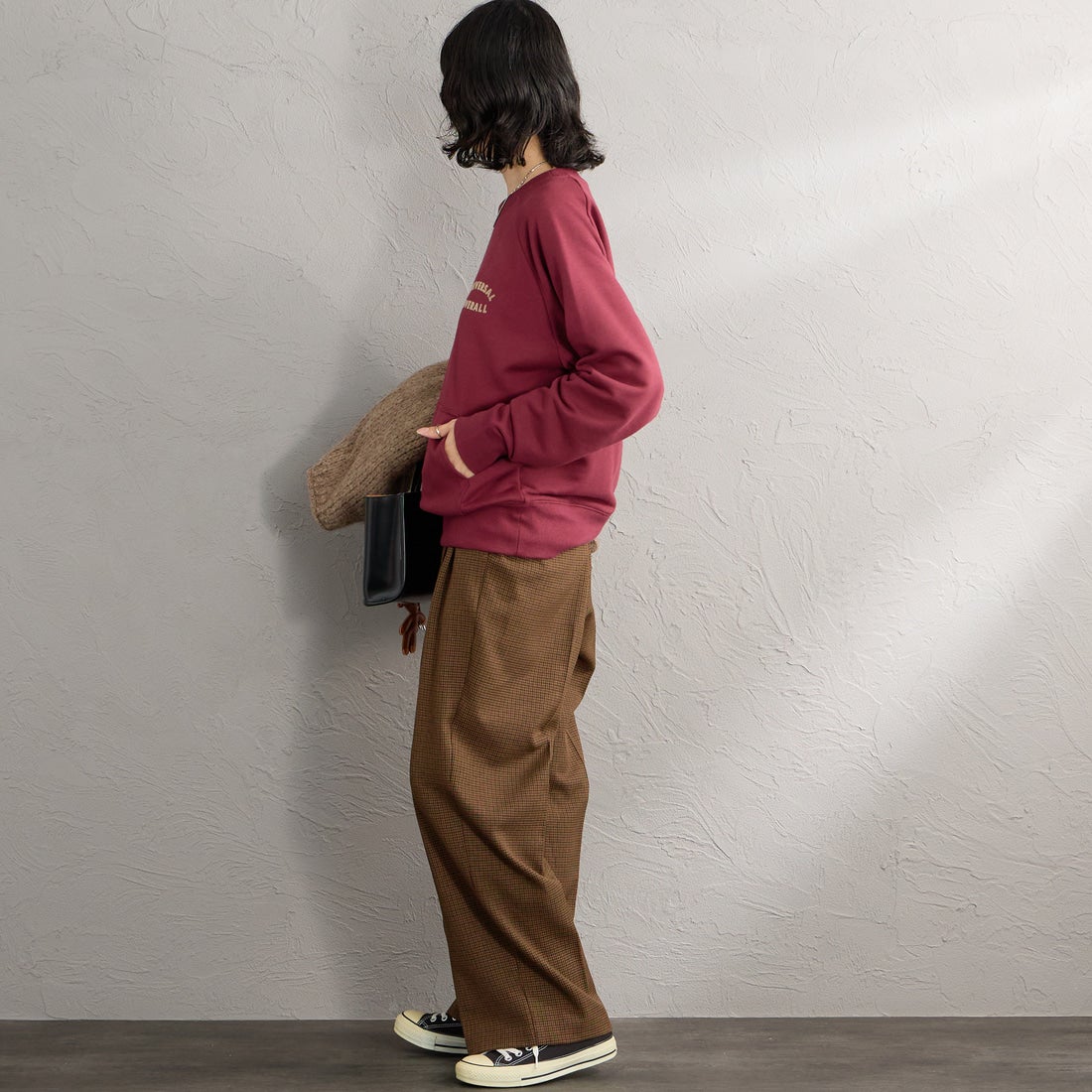 UNIVERSAL OVERALL [ユニバーサルオーバーオール] 別注 フロッキーロゴ ラグランスリーブスウェット [U2632201IN-JF] BURGUNDY &&モデル身長：162cm 着用サイズ：F&&