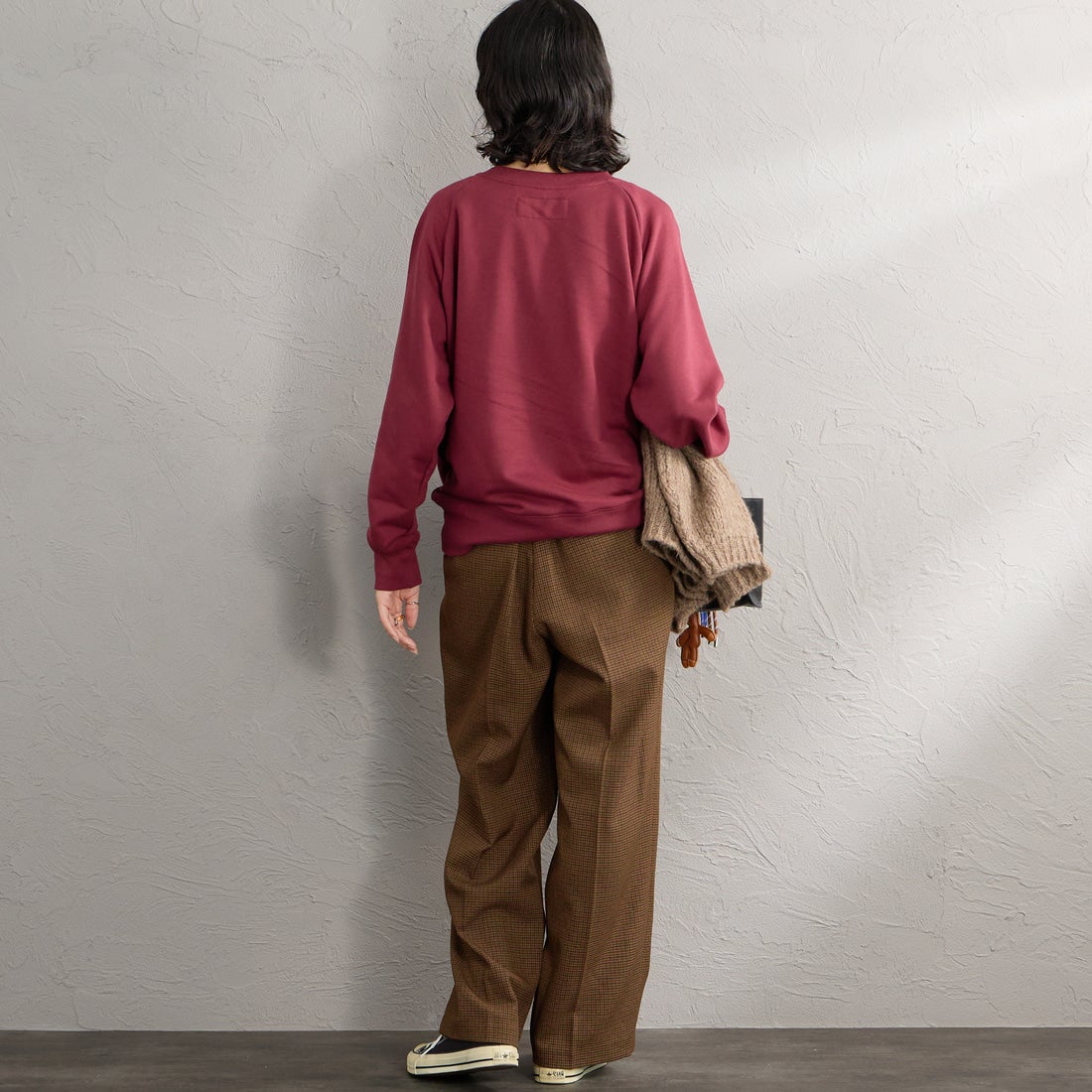 UNIVERSAL OVERALL [ユニバーサルオーバーオール] 別注 フロッキーロゴ ラグランスリーブスウェット [U2632201IN-JF] BURGUNDY &&モデル身長：162cm 着用サイズ：F&&