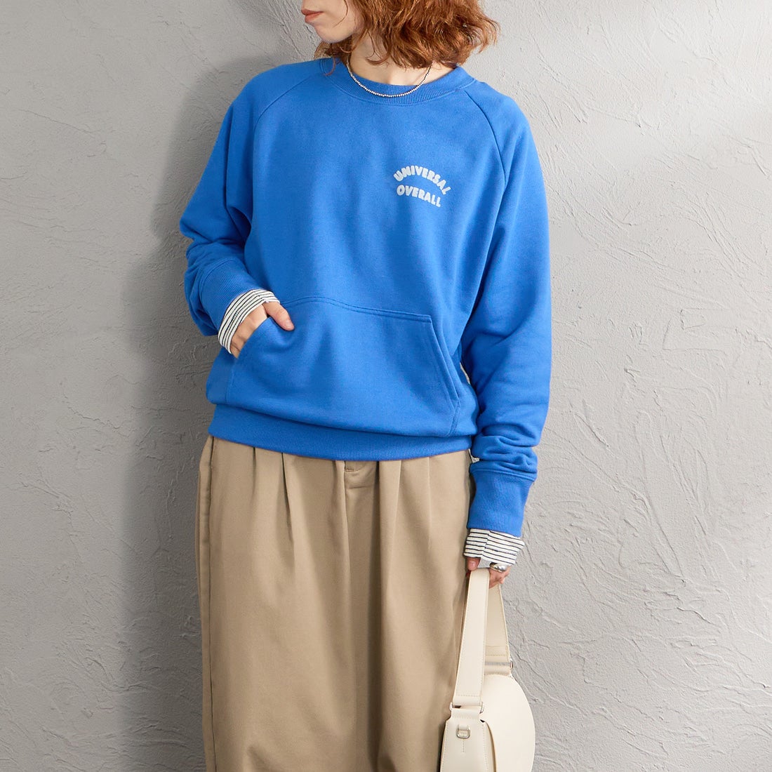 UNIVERSAL OVERALL [ユニバーサルオーバーオール] 別注 フロッキーロゴ ラグランスリーブスウェット [U2632201IN-JF] BLUE &&モデル身長：158cm 着用サイズ：F&&