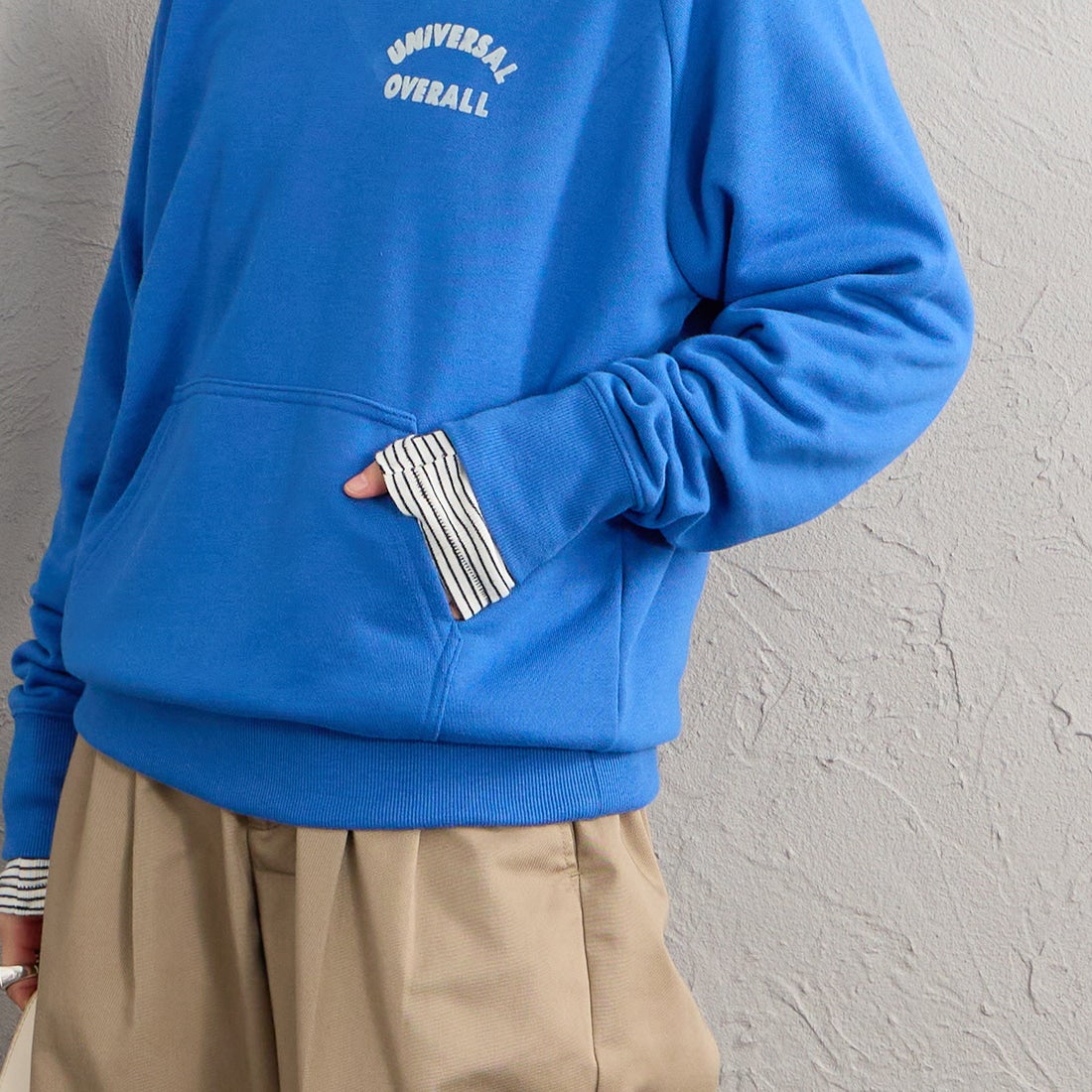 UNIVERSAL OVERALL [ユニバーサルオーバーオール] 別注 フロッキーロゴ ラグランスリーブスウェット [U2632201IN-JF] BLUE &&モデル身長：158cm 着用サイズ：F&&