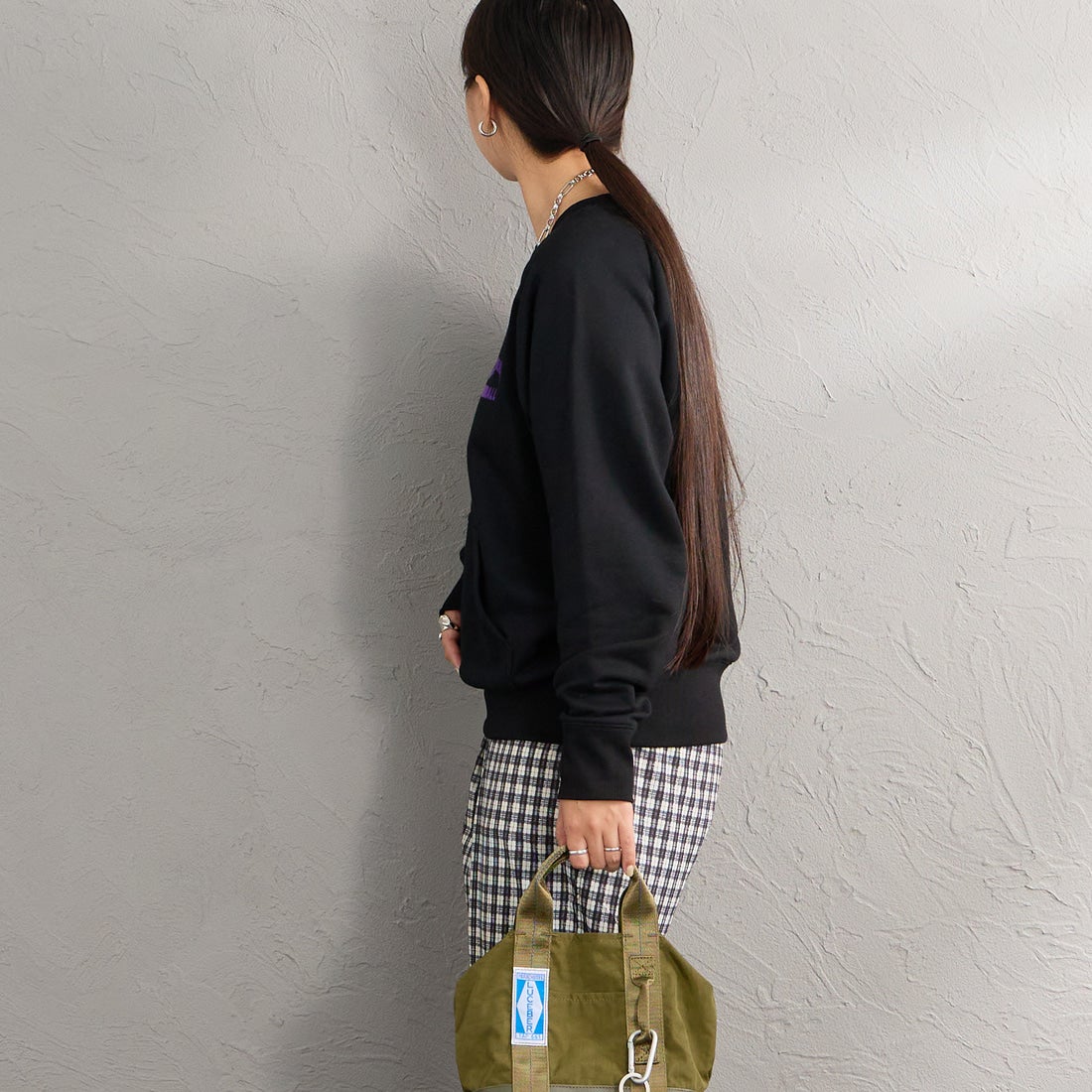 UNIVERSAL OVERALL [ユニバーサルオーバーオール] 別注 フロッキーロゴ ラグランスリーブスウェット [U2632201IN-JF] BLACK &&モデル身長：156cm 着用サイズ：F&&
