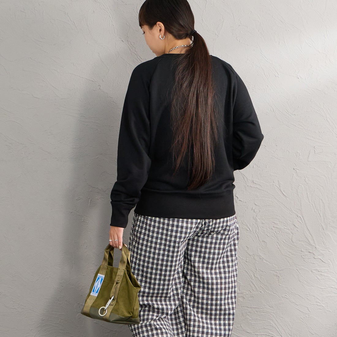 UNIVERSAL OVERALL [ユニバーサルオーバーオール] 別注 フロッキーロゴ ラグランスリーブスウェット [U2632201IN-JF] BLACK &&モデル身長：156cm 着用サイズ：F&&