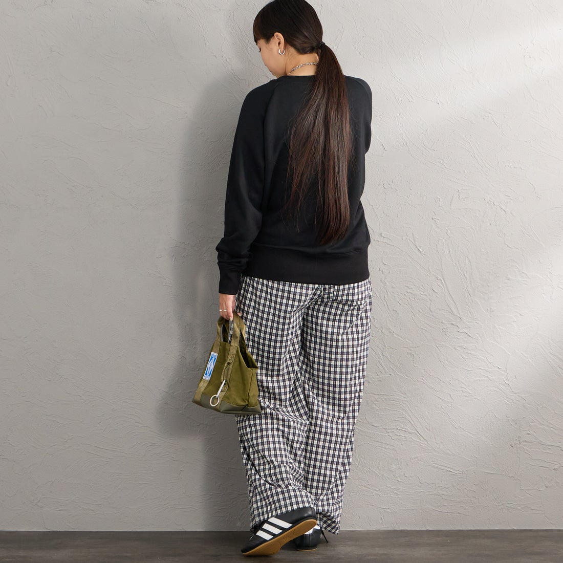 UNIVERSAL OVERALL [ユニバーサルオーバーオール] 別注 フロッキーロゴ ラグランスリーブスウェット [U2632201IN-JF] BLACK &&モデル身長：156cm 着用サイズ：F&&