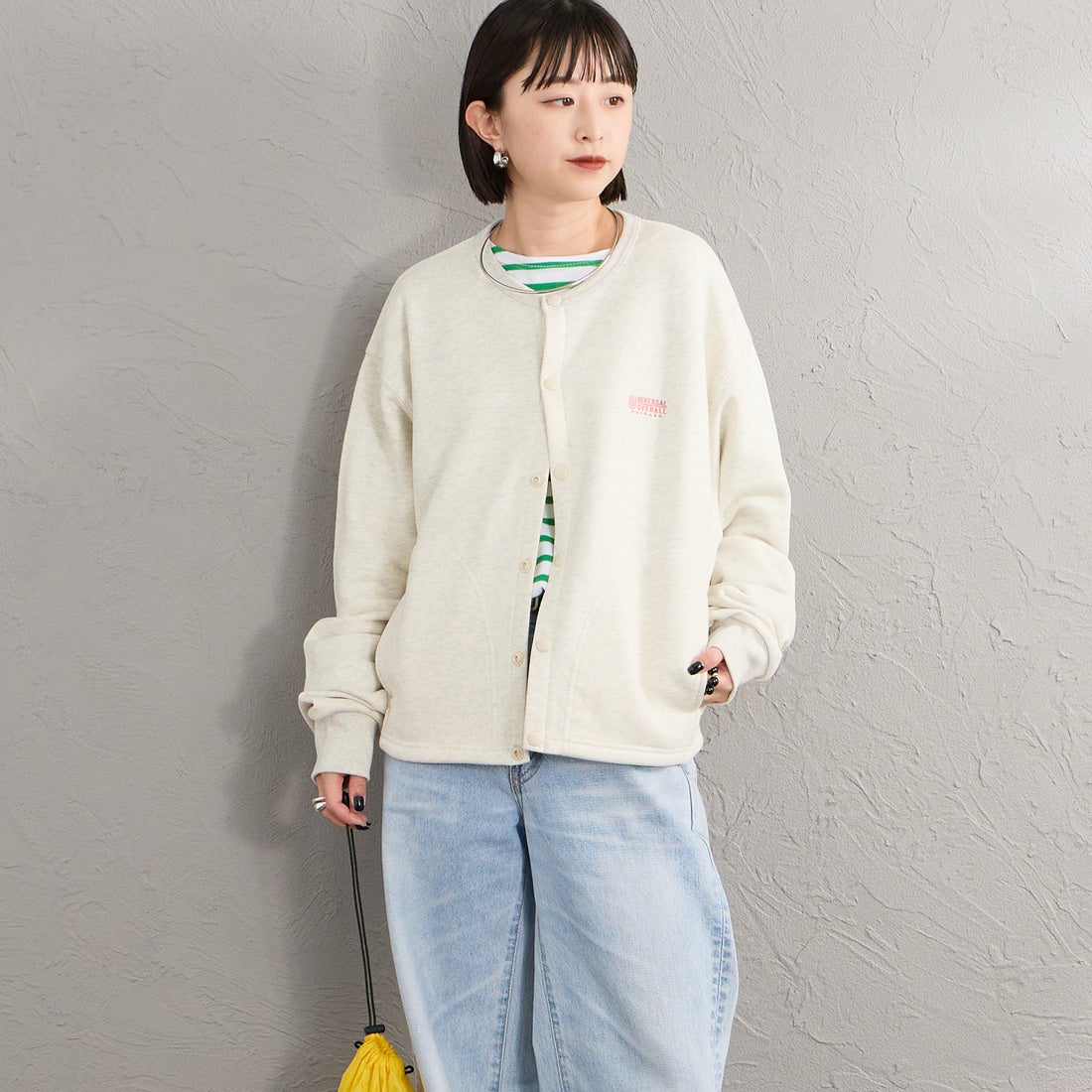 UNIVERSAL OVERALL [ユニバーサルオーバーオール] 別注 ワンポイントロゴ刺繍 スウェットカーディガン [U2632270IN-JF] OATMEAL &&モデル身長：150cm 着用サイズ：F&&