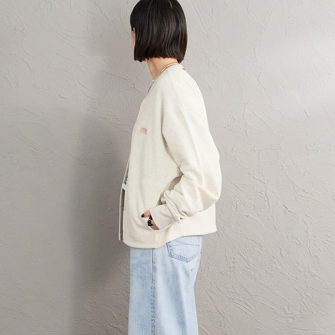 UNIVERSAL OVERALL [ユニバーサルオーバーオール] 別注 ワンポイントロゴ刺繍 スウェットカーディガン [U2632270IN-JF] OATMEAL &&モデル身長：150cm 着用サイズ：F&&