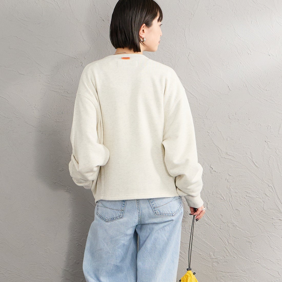 UNIVERSAL OVERALL [ユニバーサルオーバーオール] 別注 ワンポイントロゴ刺繍 スウェットカーディガン [U2632270IN-JF] OATMEAL &&モデル身長：150cm 着用サイズ：F&&