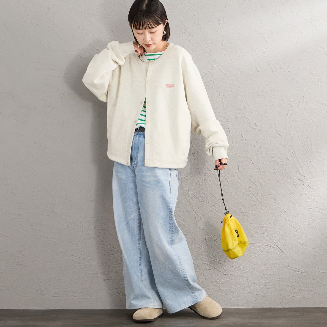 UNIVERSAL OVERALL [ユニバーサルオーバーオール] 別注 ワンポイントロゴ刺繍 スウェットカーディガン [U2632270IN-JF] OATMEAL &&モデル身長：150cm 着用サイズ：F&&