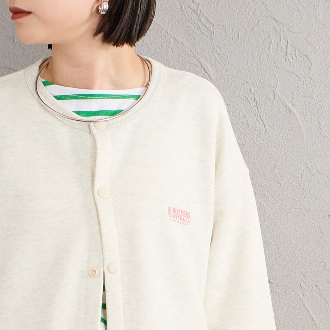 UNIVERSAL OVERALL [ユニバーサルオーバーオール] 別注 ワンポイントロゴ刺繍 スウェットカーディガン [U2632270IN-JF] OATMEAL &&モデル身長：150cm 着用サイズ：F&&