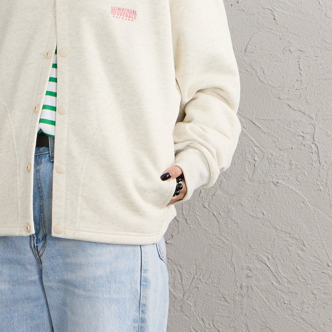 UNIVERSAL OVERALL [ユニバーサルオーバーオール] 別注 ワンポイントロゴ刺繍 スウェットカーディガン [U2632270IN-JF] OATMEAL &&モデル身長：150cm 着用サイズ：F&&