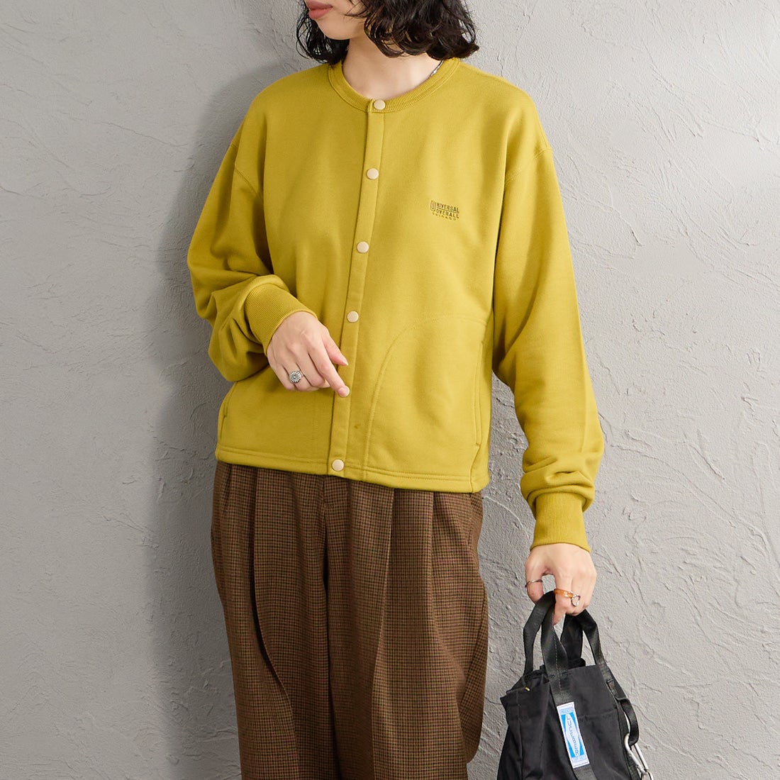 UNIVERSAL OVERALL [ユニバーサルオーバーオール] 別注 ワンポイントロゴ刺繍 スウェットカーディガン [U2632270IN-JF] PISTACHIO &&モデル身長：162cm 着用サイズ：F&&