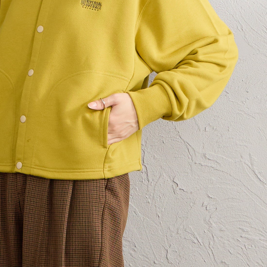 UNIVERSAL OVERALL [ユニバーサルオーバーオール] 別注 ワンポイントロゴ刺繍 スウェットカーディガン [U2632270IN-JF] PISTACHIO &&モデル身長：162cm 着用サイズ：F&&