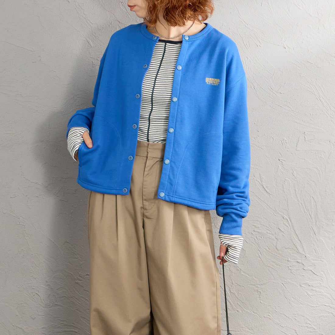 UNIVERSAL OVERALL [ユニバーサルオーバーオール] 別注 ワンポイントロゴ刺繍 スウェットカーディガン [U2632270IN-JF] BLUE &&モデル身長：158cm 着用サイズ：F&&