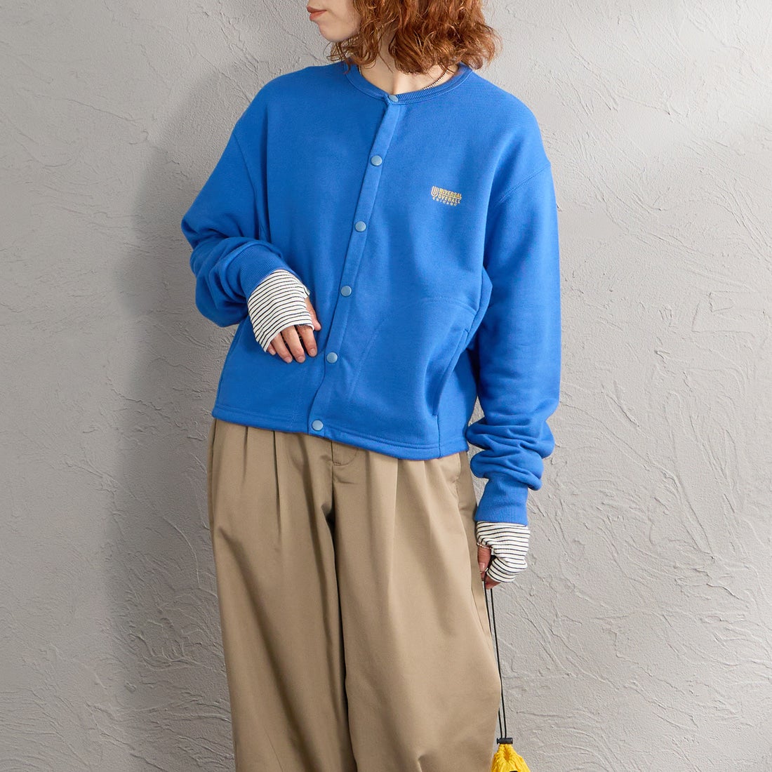 UNIVERSAL OVERALL [ユニバーサルオーバーオール] 別注 ワンポイントロゴ刺繍 スウェットカーディガン [U2632270IN-JF] BLUE &&モデル身長：158cm 着用サイズ：F&&