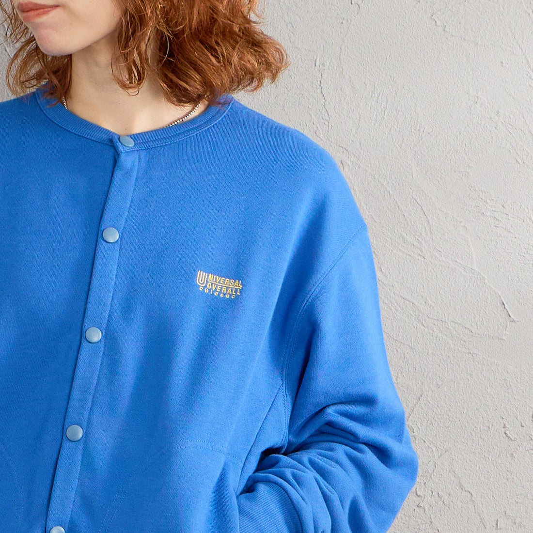 UNIVERSAL OVERALL [ユニバーサルオーバーオール] 別注 ワンポイントロゴ刺繍 スウェットカーディガン [U2632270IN-JF] BLUE &&モデル身長：158cm 着用サイズ：F&&