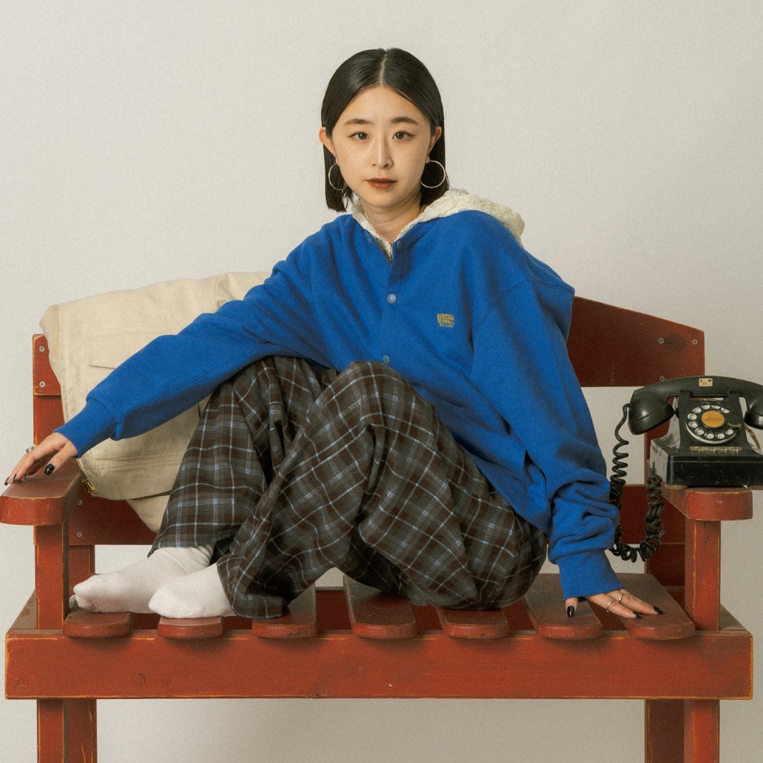 UNIVERSAL OVERALL [ユニバーサルオーバーオール] 別注 ワンポイントロゴ刺繍 スウェットカーディガン [U2632270IN-JF] BLUE &&モデル身長：150cm 着用サイズ：F&&