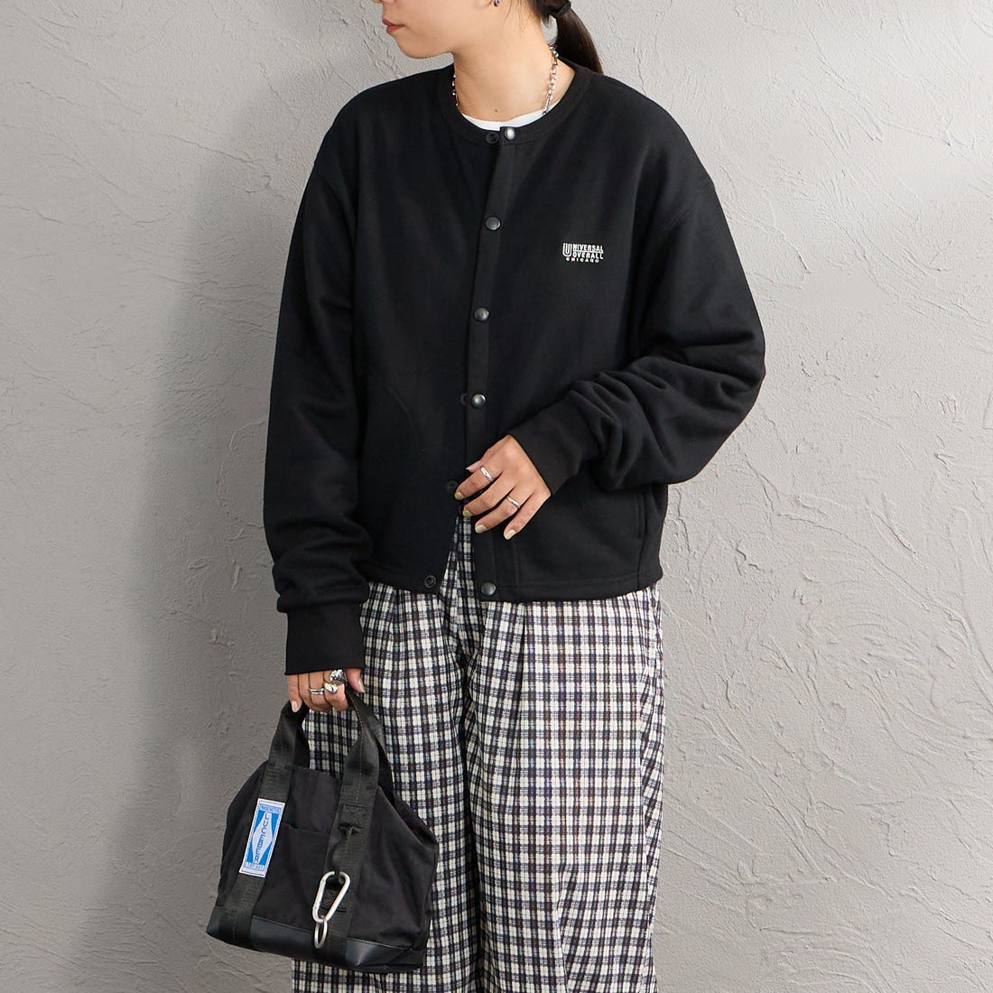 UNIVERSAL OVERALL [ユニバーサルオーバーオール] 別注 ワンポイントロゴ刺繍 スウェットカーディガン [U2632270IN-JF] BLACK &&モデル身長：156cm 着用サイズ：F&&
