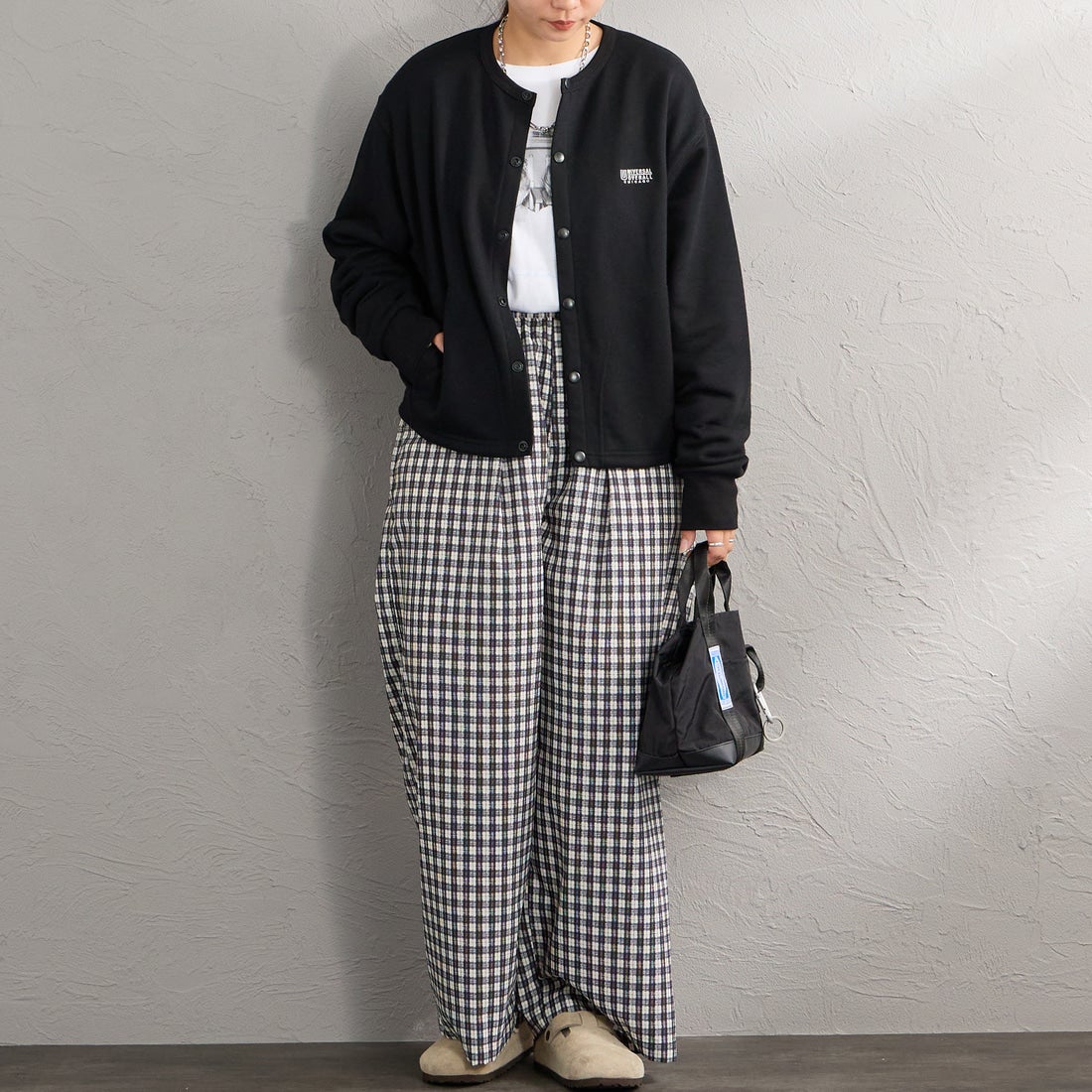 UNIVERSAL OVERALL [ユニバーサルオーバーオール] 別注 ワンポイントロゴ刺繍 スウェットカーディガン [U2632270IN-JF] BLACK &&モデル身長：156cm 着用サイズ：F&&