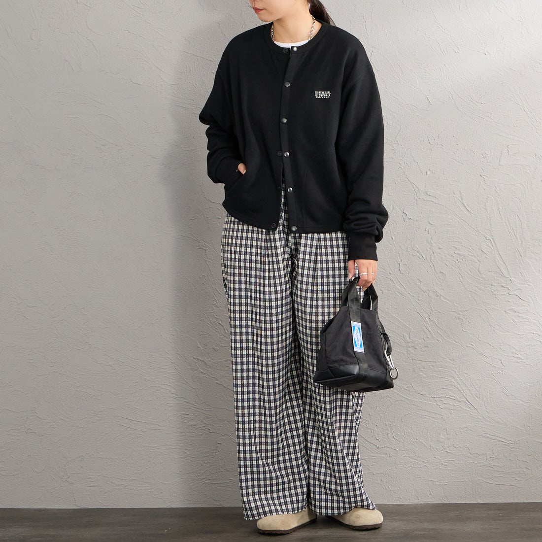 UNIVERSAL OVERALL [ユニバーサルオーバーオール] 別注 ワンポイントロゴ刺繍 スウェットカーディガン [U2632270IN-JF] BLACK &&モデル身長：156cm 着用サイズ：F&&