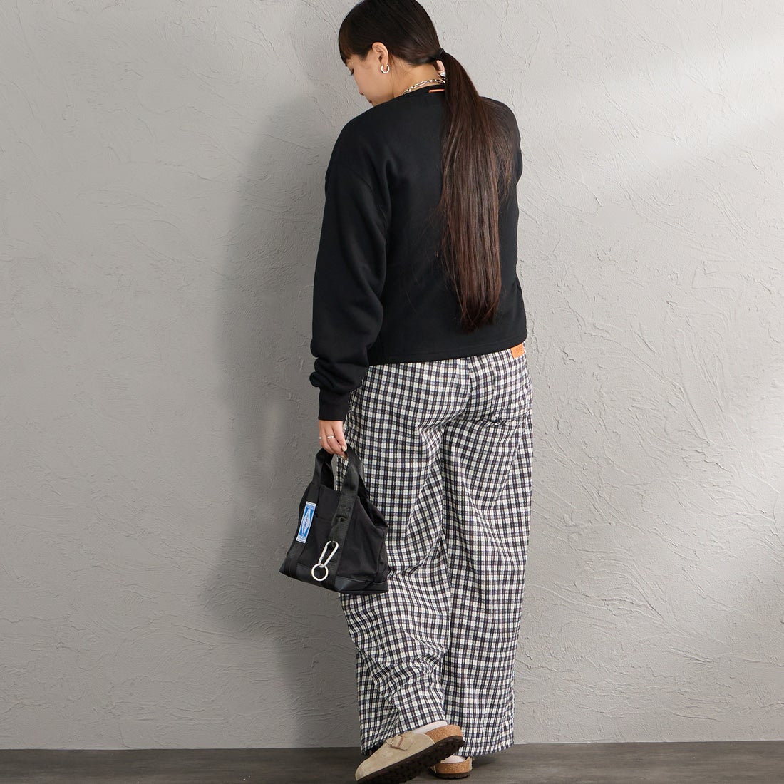 UNIVERSAL OVERALL [ユニバーサルオーバーオール] 別注 ワンポイントロゴ刺繍 スウェットカーディガン [U2632270IN-JF] BLACK &&モデル身長：156cm 着用サイズ：F&&
