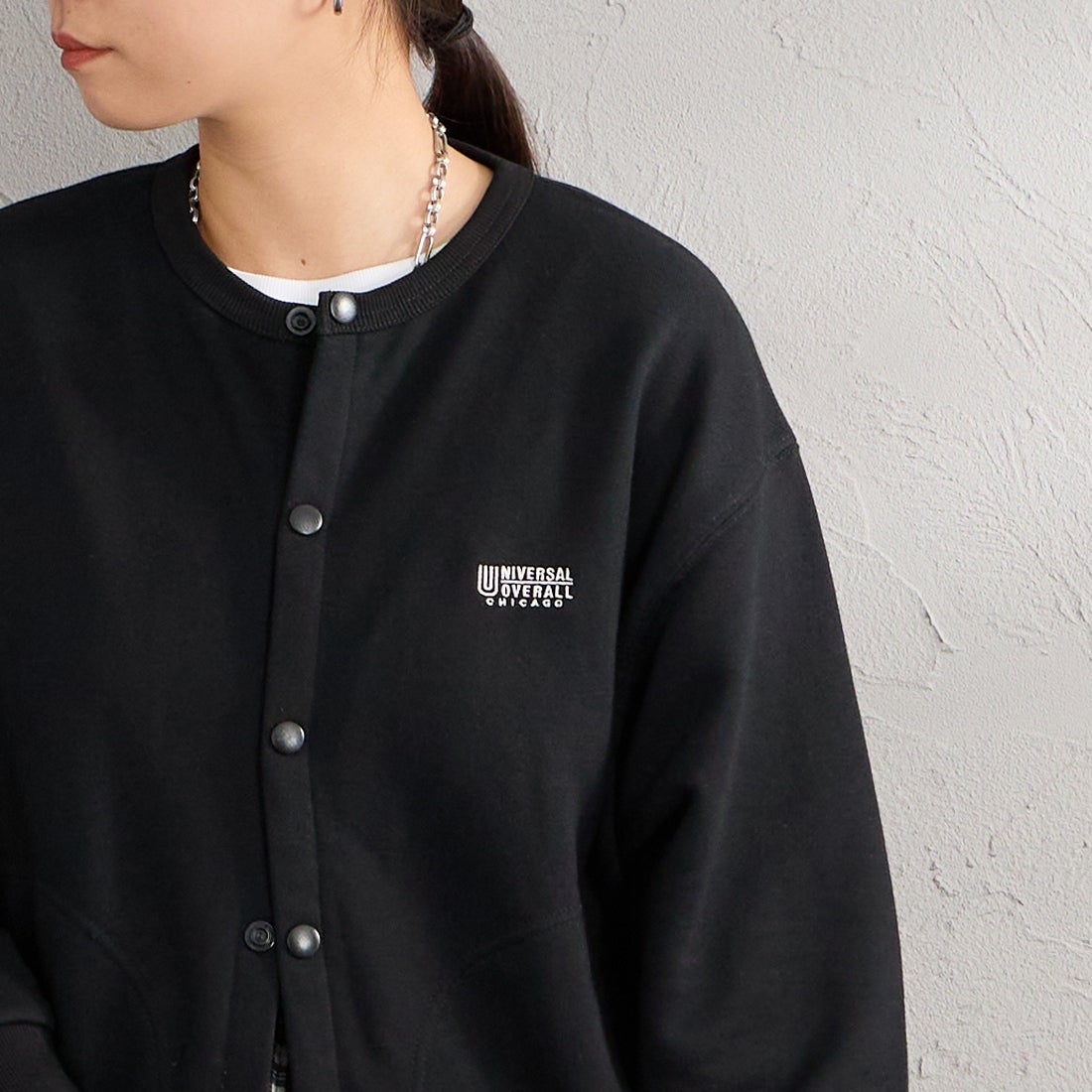 UNIVERSAL OVERALL [ユニバーサルオーバーオール] 別注 ワンポイントロゴ刺繍 スウェットカーディガン [U2632270IN-JF] BLACK &&モデル身長：156cm 着用サイズ：F&&