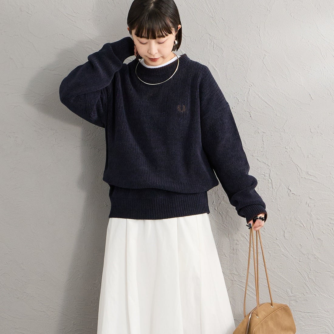 FRED PERRY [フレッドペリー] 別注 ワンポイントロゴ刺繍 クルーネックモールニット [FPM-26A-007JF] NAVY/RICH &&モデル身長：150cm 着用サイズ：S&&