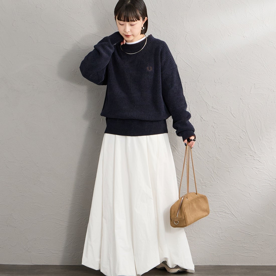 FRED PERRY [フレッドペリー] 別注 ワンポイントロゴ刺繍 クルーネックモールニット [FPM-26A-007JF] NAVY/RICH &&モデル身長：150cm 着用サイズ：S&&