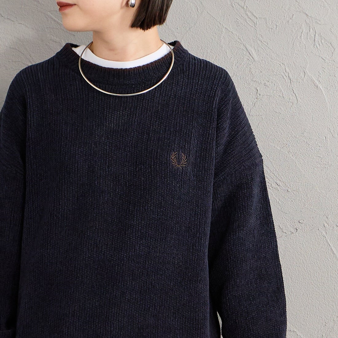 FRED PERRY [フレッドペリー] 別注 ワンポイントロゴ刺繍 クルーネックモールニット [FPM-26A-007JF] NAVY/RICH &&モデル身長：150cm 着用サイズ：S&&