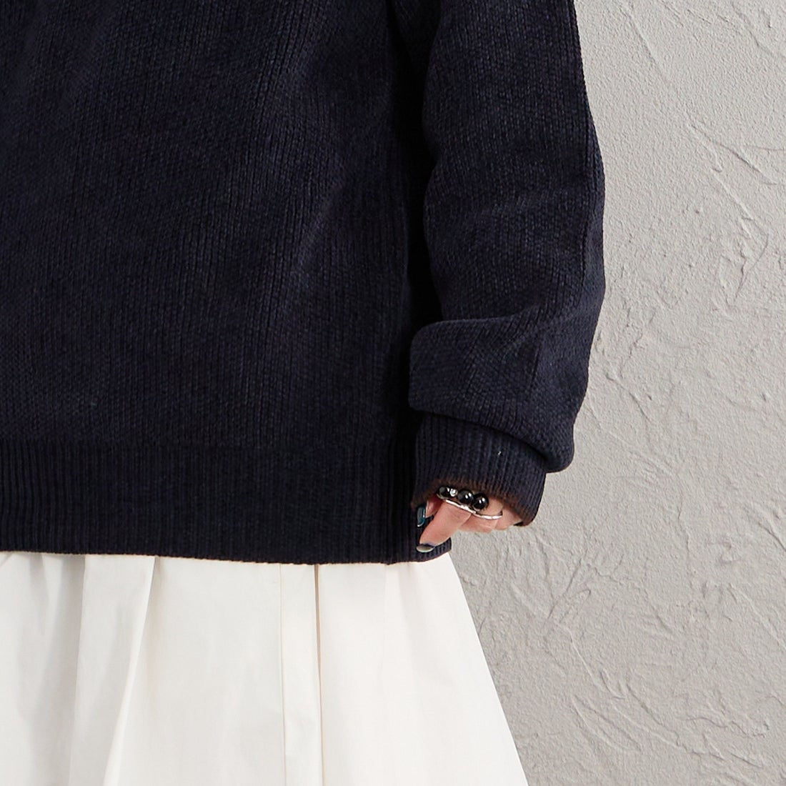 FRED PERRY [フレッドペリー] 別注 ワンポイントロゴ刺繍 クルーネックモールニット [FPM-26A-007JF] NAVY/RICH &&モデル身長：150cm 着用サイズ：S&&